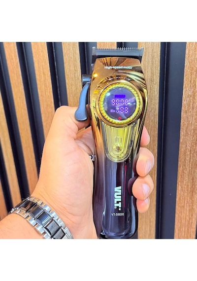 Vult Vt-5600 Profesyonel Kablosuz Tıraş Makinesi - 9000 Rpm Turbo Motor - 4500mah Dev Batarya - 360 Dk Çalışma Süresi - Dijital Lcd Ekran - Saç & Sakal Kesme - 0.1mm Hassasiyet - Altın Seri Vult Vt-5600 Profesyonel Kablosuz Tıraş Makinesi - 9000 Rpm Turbo Motor - 4500mah Dev Batarya - 360 Dk Çalışma Süresi - Dijital Lcd Ekran - Saç & Sakal Kesme - 0.1mm Hassasiyet - Altın Seri
