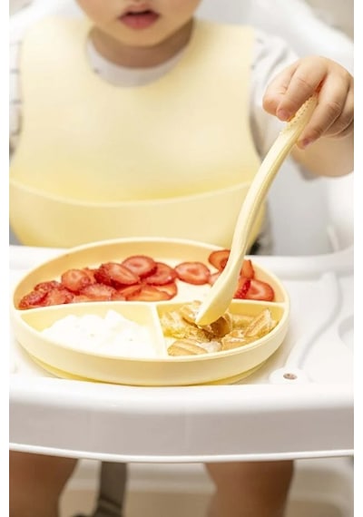 Sarı 3 Lü Silikon Yemek Seti - Önlük + Diş Kaşıyıcılı Kaşık + Vakumlu Tabak