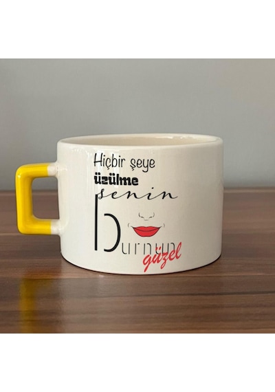 Hiçbir Şeye Üzülme Senin Burnun Güzel Baskılı Sarı Kulplu C Fincan