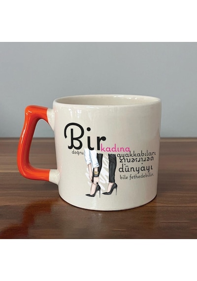 Mor Mürekkep Bir Kadına Doğru Ayakkabıları Verirseniz Baskılı Kadınlar Günü Turuncu Kulplu D Kupa