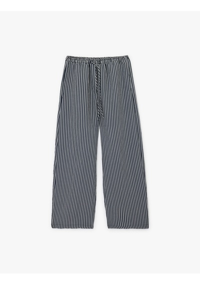 Koton Rahat Kalıp Modal Karışımlı Cepli Beli Bağcıklı Pantolon Lacivert Çizgili 6sal40011ıw Koton Rahat Kalıp Modal Karışımlı Cepli Beli Bağcıklı Pantolon Lacivert Çizgili 6sal40011ıw