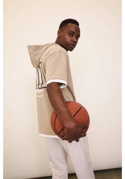 DeFactoFit NBA Milwaukee Bucks Oversize Geniş Kalıp Kapüşonlu Sırt Baskılı Kısa Kollu Tişört D6708AX25SPBG769