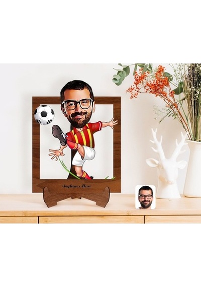 Kişiye Özel Sarı Kırmızı Futbolcu Karikatürlü Ahşap Standlı 3D Bi