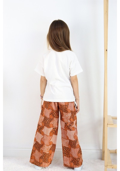 Fesshera Kız Çocuk Love Yourself Baskılı Tişört Ve Geometrik Etnik Desenli Geniş Paça Pantolon Takımı Kahverengi Fesshera Kız Çocuk Love Yourself Baskılı Tişört Ve Geometrik Etnik Desenli Geniş Paça Pantolon Takımı Kahverengi