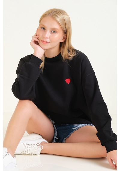 Giyim Dünyası Kadın Kalp Nakışlı 3 İp Şardonlu Oversize Sweatshirt Siyah 001