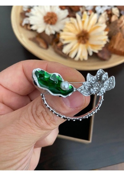 Kristal Taşlı, İncili Yıldız, Kalp, Yonca, Kuğu, Menekşe, Çiçek Abiye, Günlük Broşlar, Yaka İğnesi Lotus