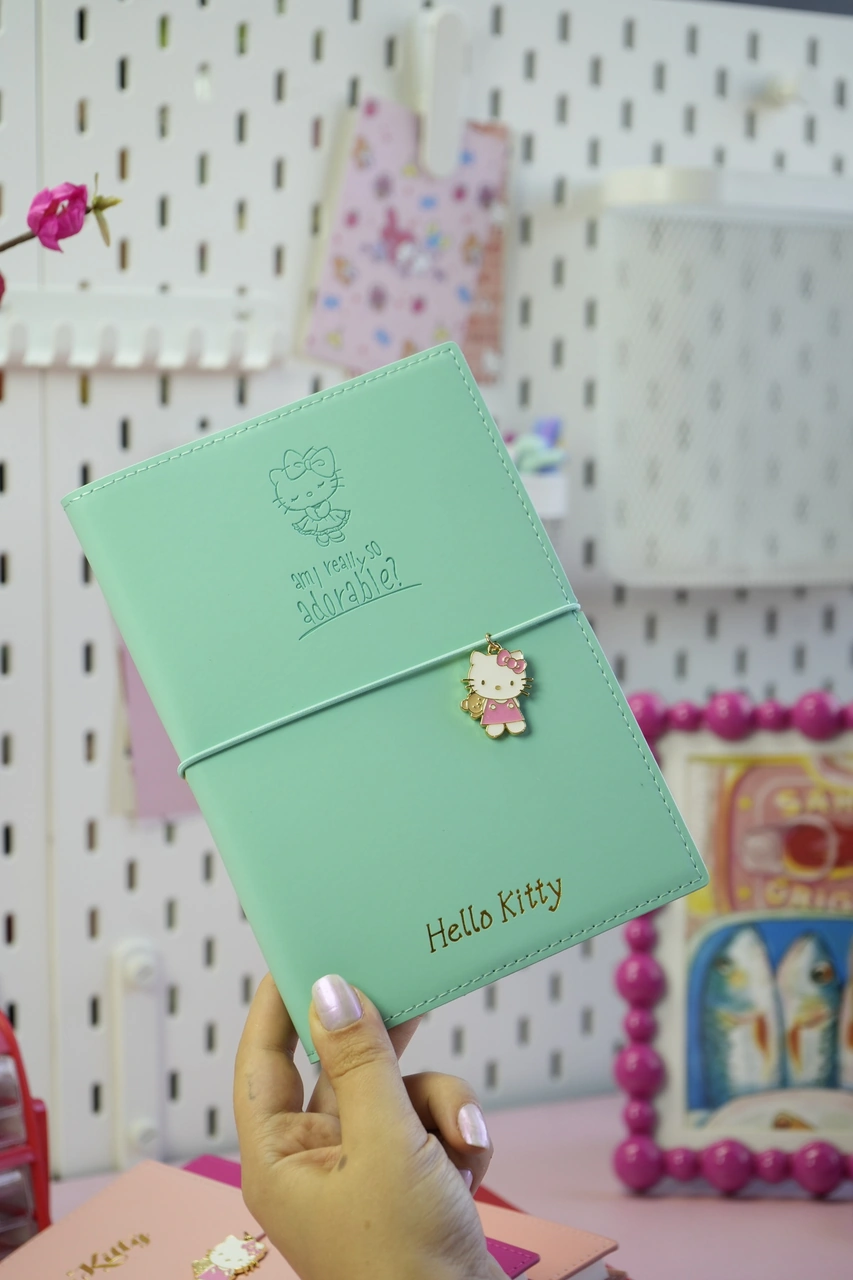 Hello Kitty Vegan Deri Günlük 13x18 Cm Çizgili Defter Lastikli Charm Süs Detaylı 2114