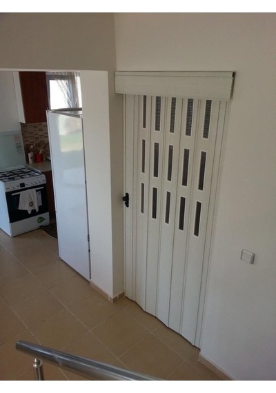 3 Sıra Camlı Akordeon Kapı, Akağaç Ahşap Desenli, 87x215cm