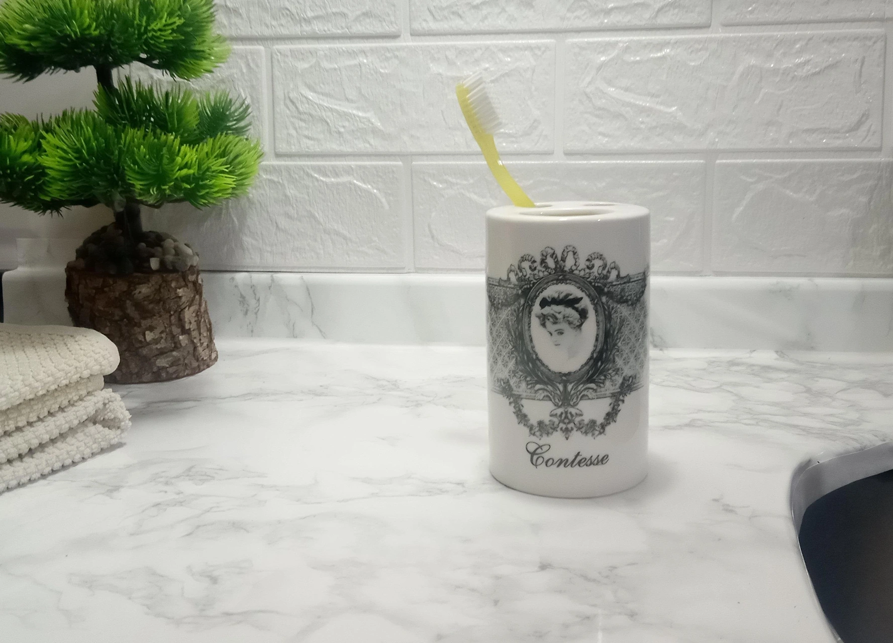 2 Adet Seramik Diş Fırçalık Kraliçe Model 7x7x11cm Banyo Seti Çok Renkli