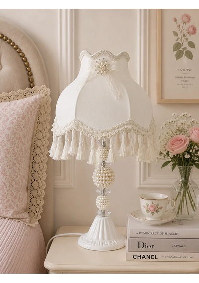 Beyaz Kadife Kaplı Çiçek Dekorlu Başlık Beyaz İnci Ayaklı Klasik Model Şık Abajur 55x25cm