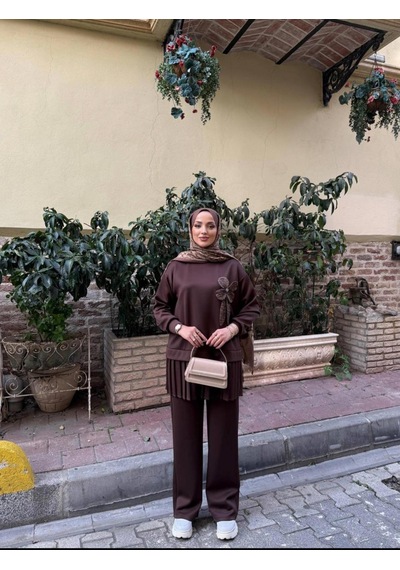 Gala Çiçek Detaylı Pileli Kadın Takım Kahverengi