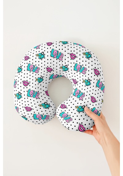 Love Yazılı Noktalı Ergonomik Boyun Yastığı - Renkli Dudak Desenli Beyaz Seyahat Yastığı Tozlu Deniz Çakıl