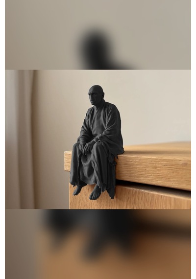 Oturan Kel Figür Biblo Cübbeli Karakter Heykelciği 9x7 Cm Dekoratif Obje Siyah