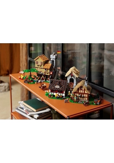 LEGO® Icons 10332 Medieval Town Square 3304 Parça