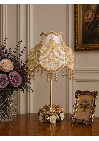 Ekru Kadife Kaplı Çiçek Dekorlu Gold İşlemeli Başlık Gold Metal Çiçek Ayaklı Klasik Abajur 50x25cm