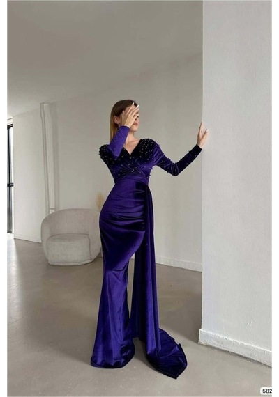 Lior Design Kadın İnce İşçilik Esnek Kadife Kumaş Kruvaze Yaka Kuyruklu Abiye Elbise Mor
