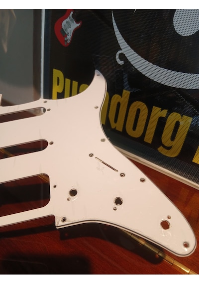 Elektro Gitar Pickguard Beyaz 11 Delik H/s/s Konfigürasyon 4-ply Tortoise Shell Strat Pickguard