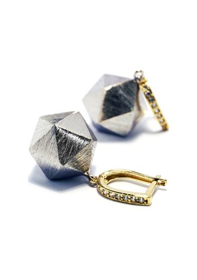 Geometrik Dizayn İkosahedron Küpe - Göğüş