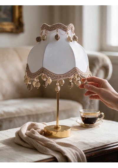 Ekru Kadife Kaplı Gold Püsküllü Başlık Gold Metal Ayaklı Klasik Model Abajur 50x30cm