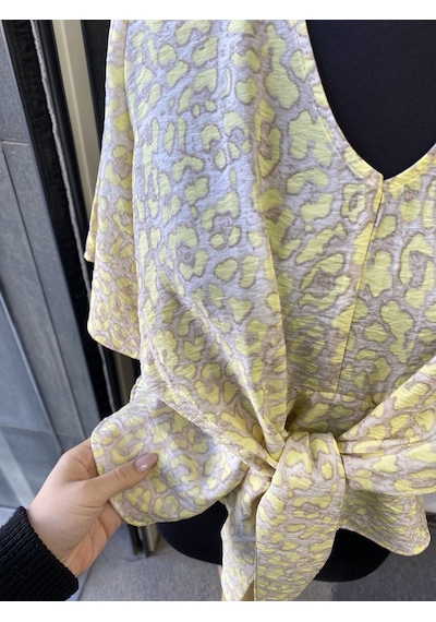 Pera Moda Leopar Desenli Önden Bağlamalı Beli Lastikli Crop Bluz Gömlek Terayağ Sarısı Pera Moda Leopar Desenli Önden Bağlamalı Beli Lastikli Crop Bluz Gömlek Terayağ Sarısı