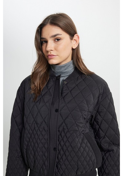 Loose Fit Rahat Kesim Kapitone Detaylı Siyah Bomber Ceket W242741001 Siyah
