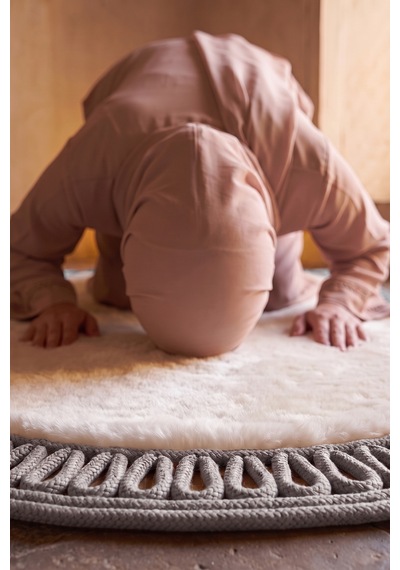 Merplush Mihraplı Peluş Seccade 75x130 Cm Süet Taban Yıkanabilir Yumuşak Namaz Halısı Krem - Gri