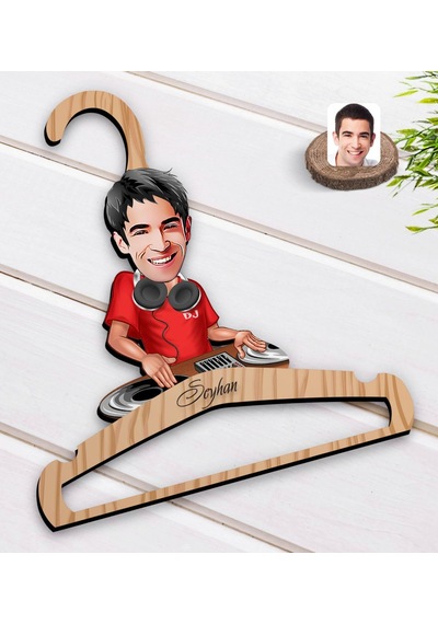 Kişiye Özel Erkek Dj Karikatürlü Ahşap Elbise Askısı-1