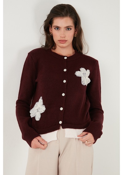 Lela Premium Tül Çiçek Detaylı Regular Fit Bisiklet Yaka Düğmeli Triko Bayan Hırka 680Hi002421 Bordo