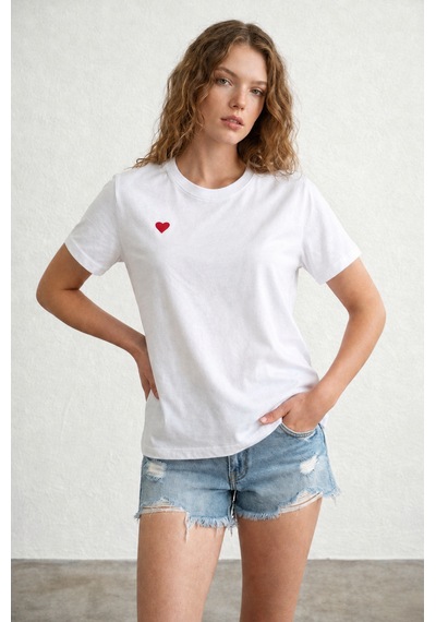 Küçük Kalp Desenli Beyaz T-shirt