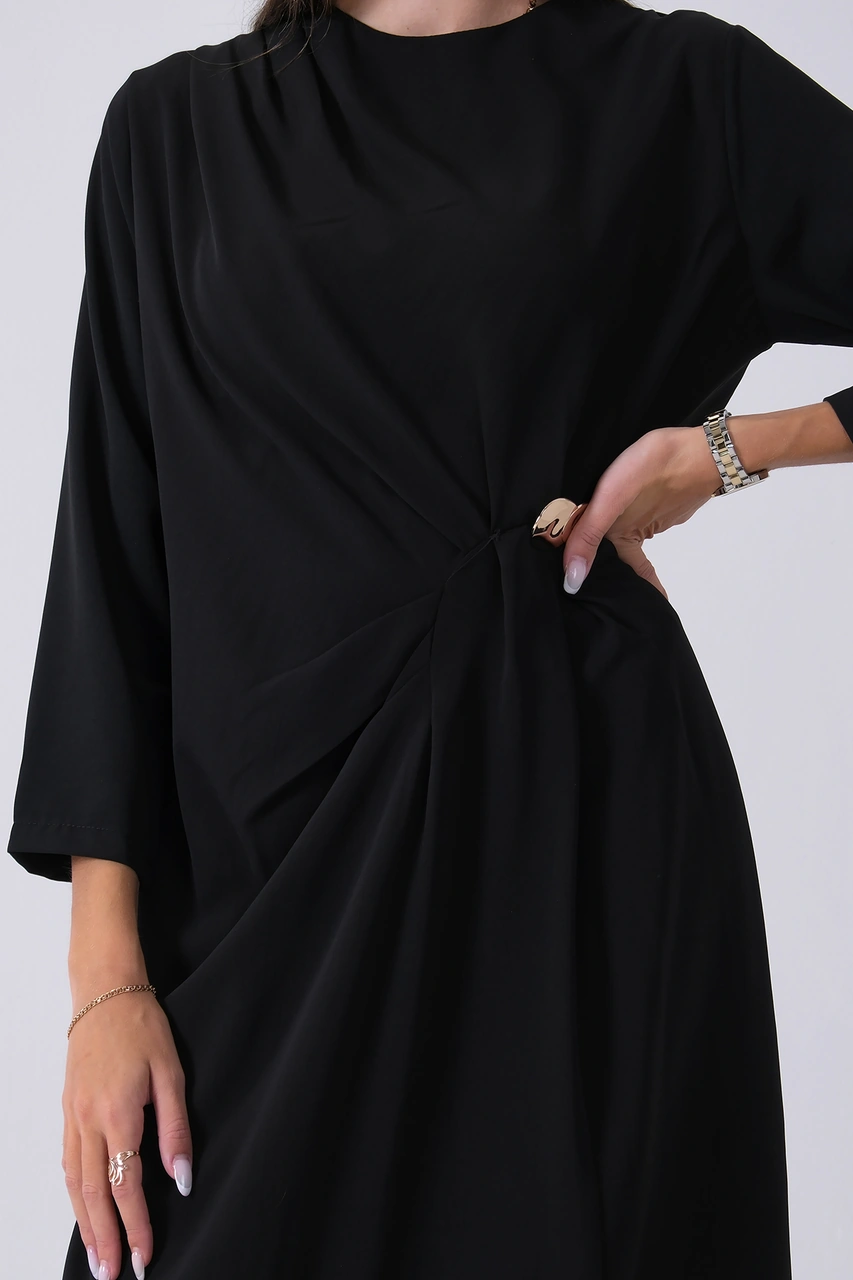 Feminist Siyah Omuz Ve Beli Pileli Toka Detaylı Elbise 3975478.01 Siyah