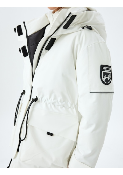 Koton Anorak Mont Kapüşonlu Fermuarlı Cep Detaylı Etiket Baskılı Beli Lastikli Su Geçirmez Kırık Beyaz 5wal00038ıw Ekru Koton Anorak Mont Kapüşonlu Fermuarlı Cep Detaylı Etiket Baskılı Beli Lastikli Su Geçirmez Kırık Beyaz 5wal00038ıw Ekru