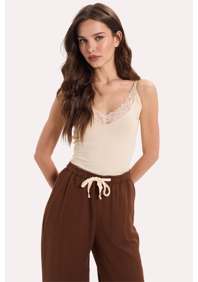 Tudors Kadın Slim Fit Dar Kesim Kolsuz V Yaka Dantel Detaylı Pamuklu Likralı Bej Crop-51074 Sarı
