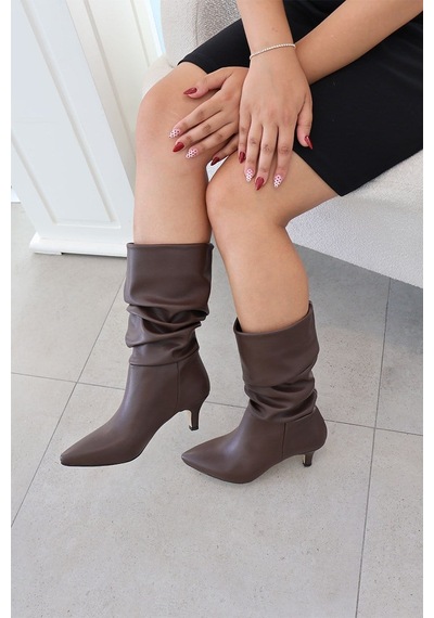 Asmi Shoes Kadın Gina Kahverengi Körüklü 6 Cm Topuklu Sivri Burun İnce Topuk Yarım Boy Çizme Asmi Shoes Kadın Gina Kahverengi Körüklü 6 Cm Topuklu Sivri Burun İnce Topuk Yarım Boy Çizme