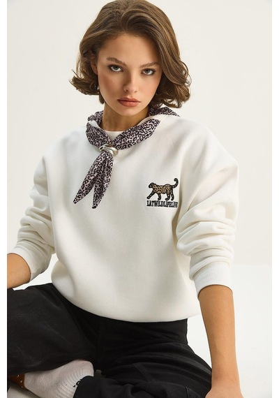 Shade Kadın Fular Detaylı Leopar Nakışlı Üç İplik Şardonlu Oversize Sweatshirt 6917 60283616 - Beyaz Shade Kadın Fular Detaylı Leopar Nakışlı Üç İplik Şardonlu Oversize Sweatshirt 6917 60283616 - Beyaz