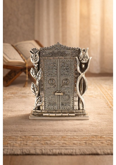 Taş İşlemeli Gümüş Biblo Allah & Muhammed S.a.v Kâbe Kapısı Taşlı Figürlü Masa Üstü Biblo 25 Cm Gri