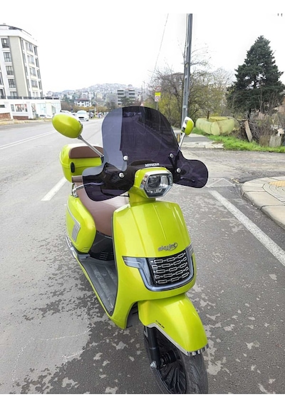 Motocam Küba Bayberry Ön Cam 2024-2026 Model 37cm Siyah Renkli 4mm Elcikli Aparatsız