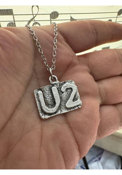 U2 Logolu Zincirli Unisex Kolye Efsane Rock Grubunun Sembolü Çok renkli