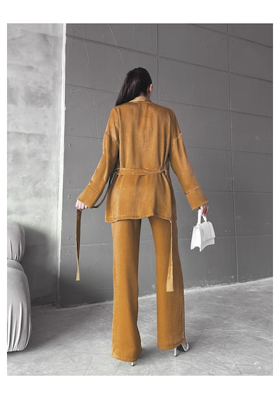 Fashion Cocktail Soft Yumuşak Saten Kumaşlı Büzgü Bağlama Lastikli Crop Ceket Pantolon Kemer 4 Lü Takım Sarı Fashion Cocktail Soft Yumuşak Saten Kumaşlı Büzgü Bağlama Lastikli Crop Ceket Pantolon Kemer 4 Lü Takım Sarı