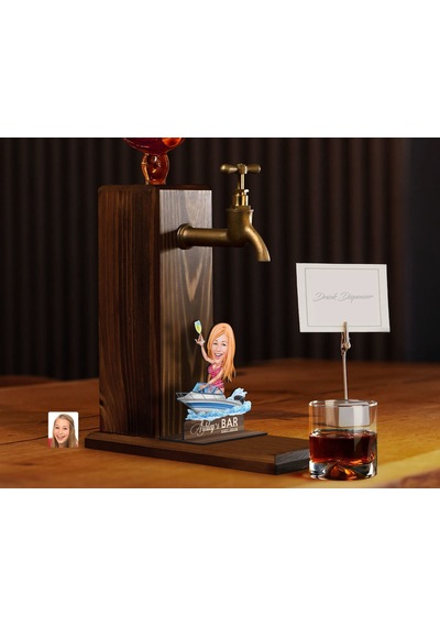 Bk Gift Kişiye Özel Tatilci Kadın Karikatürlü Musluklu Ahşap Viski Standı-3, Viski Çeşmesi, Doğum Günü Hediyesi, İçecek Dispenseri