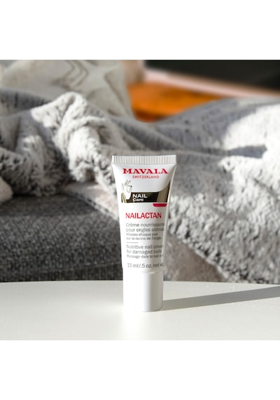 Mat, Yıpranmış, Soyulan, Pürtüklü Ve Ayrılan Tırnaklar İçin Besleyici Tırnak Kremi 15ml