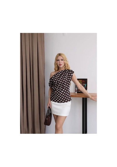 Moda Banuş Kahverengi Puantiyeli Düşük Omuz Asimetrik Bluz- Slim Fit Belden Oturtmalı Moda Banuş Kahverengi Puantiyeli Düşük Omuz Asimetrik Bluz- Slim Fit Belden Oturtmalı