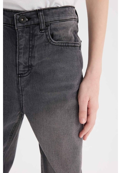 DeFacto Erkek Çocuk Loose Fit Düz Paça Basic Düz Jean Pantolon D6489A825SMNM55 DeFacto Erkek Çocuk Loose Fit Düz Paça Basic Düz Jean Pantolon D6489A825SMNM55