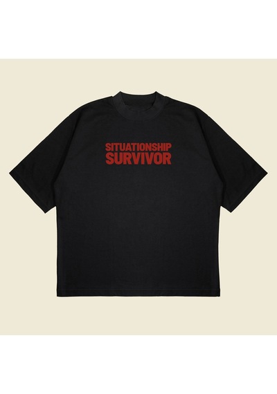 Tarzsokak Situationship Survivor Baskılı Oversize Unisex Pamuklu Nefes Alan Kalın Kumaşlı Siyah Tarzsokak Situationship Survivor Baskılı Oversize Unisex Pamuklu Nefes Alan Kalın Kumaşlı Siyah