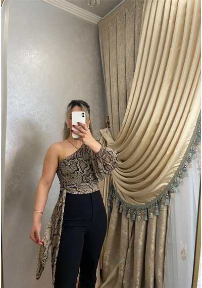 İlayla Yılan Desenli Tek Omuz Bluz Çok Renkli
