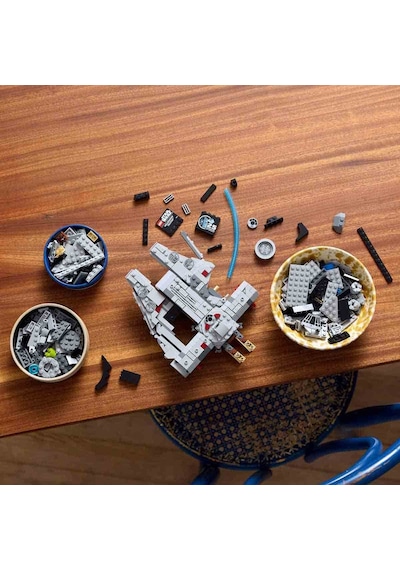 LEGO® Star Wars™ Millennium Falcon™ 75375 Yetişkinler için Dekoratif ve Sergilenebilir Model Yapım Seti - 921 Parça
