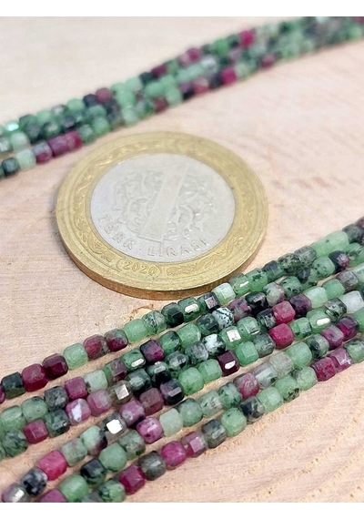 Bileklik Boy Anyolit Rubizoit- Rubyzoisit Taşı Küp Şekilli Dizi 2mm Yarım Dizi Uzunluk 17cm Çok Renkli
