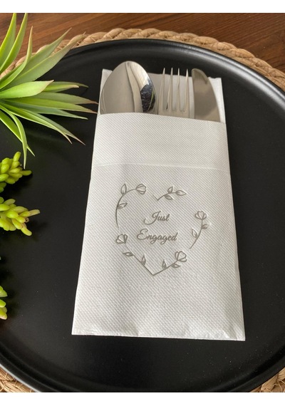 Gümüş Yaldızlı Beyaz Kalp Çelenk Just Engaged Cepli Peçete 12 Adet 40x40