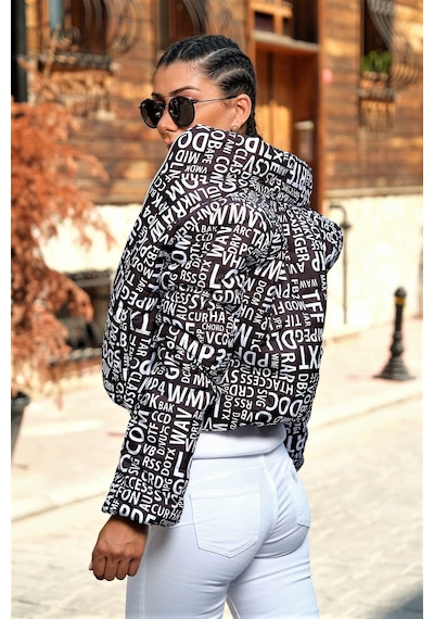 Keyifli Moda Kadın Siyah Beyaz Yazılı Dik Yaka Kısa Şişme Mont