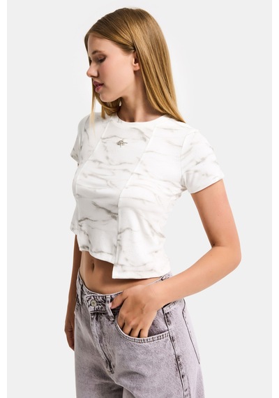 Itsbasic Kadın Beyaz W5 Aksesuar Detaylı Asimetrik Kesim Crop Top