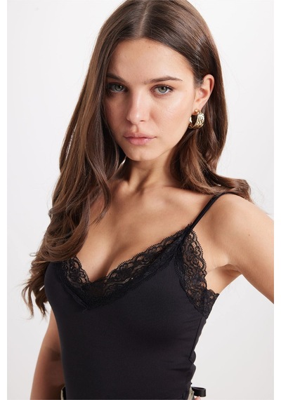 Tudors Kadın Slim Fit Dar Kesim İnce Askılı Dantel Detaylı Likralı Siyah Crop Atlet-50960